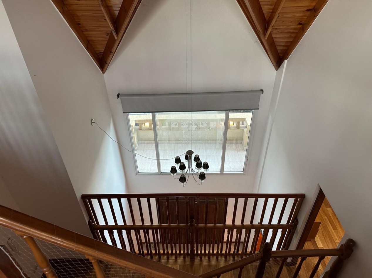 HERMOSA CASA DE 6 AMBIENTES - VICENTE LOPEZ