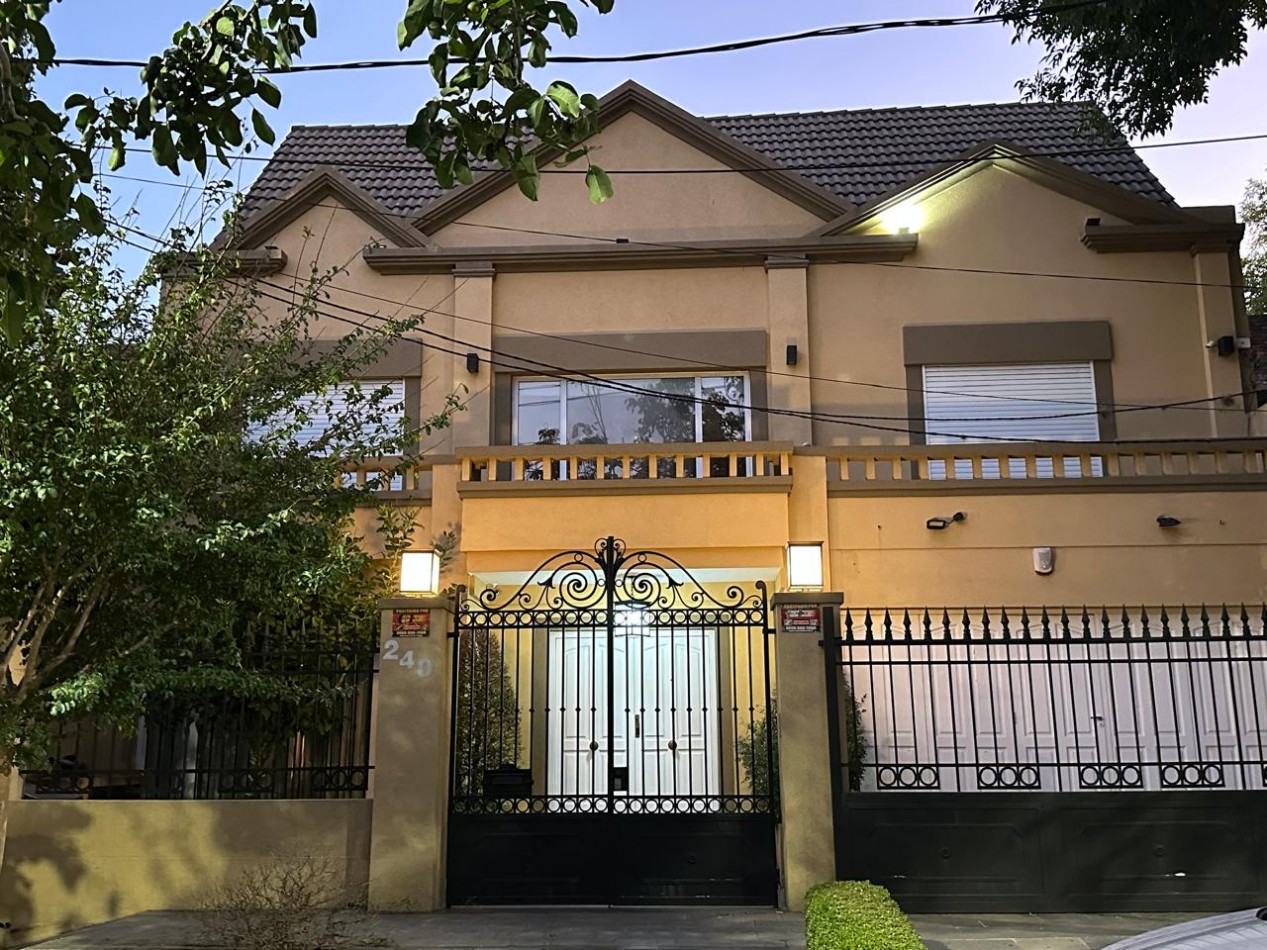 HERMOSA CASA DE 6 AMBIENTES - VICENTE LOPEZ