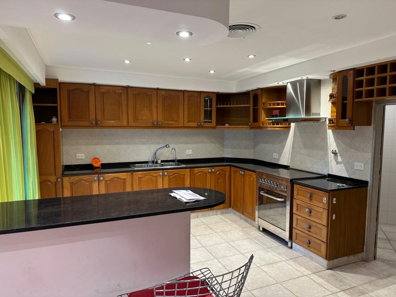 HERMOSA CASA DE 6 AMBIENTES - VICENTE LOPEZ