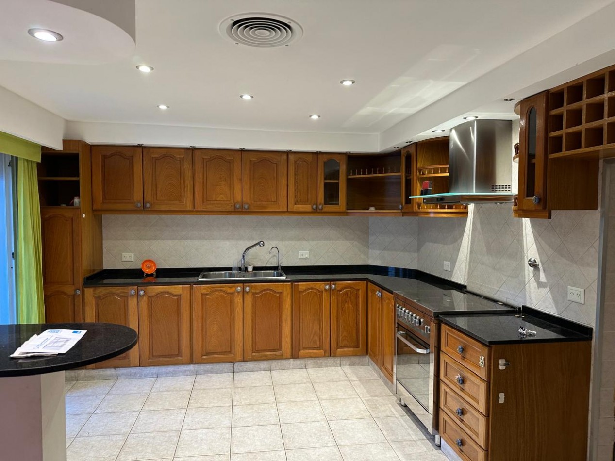 HERMOSA CASA DE 6 AMBIENTES - VICENTE LOPEZ