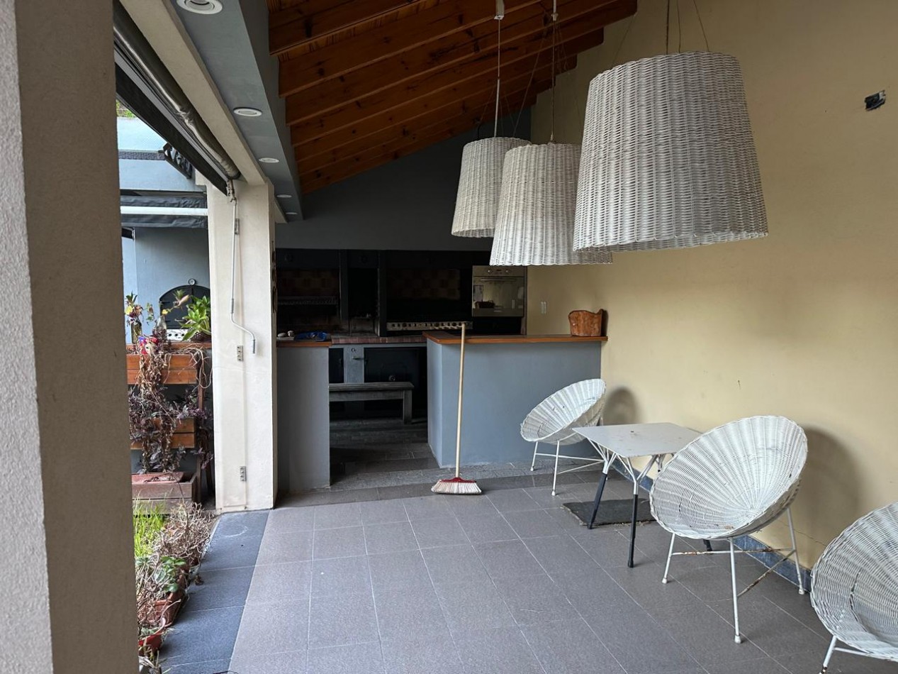 HERMOSA CASA DE 6 AMBIENTES - VICENTE LOPEZ