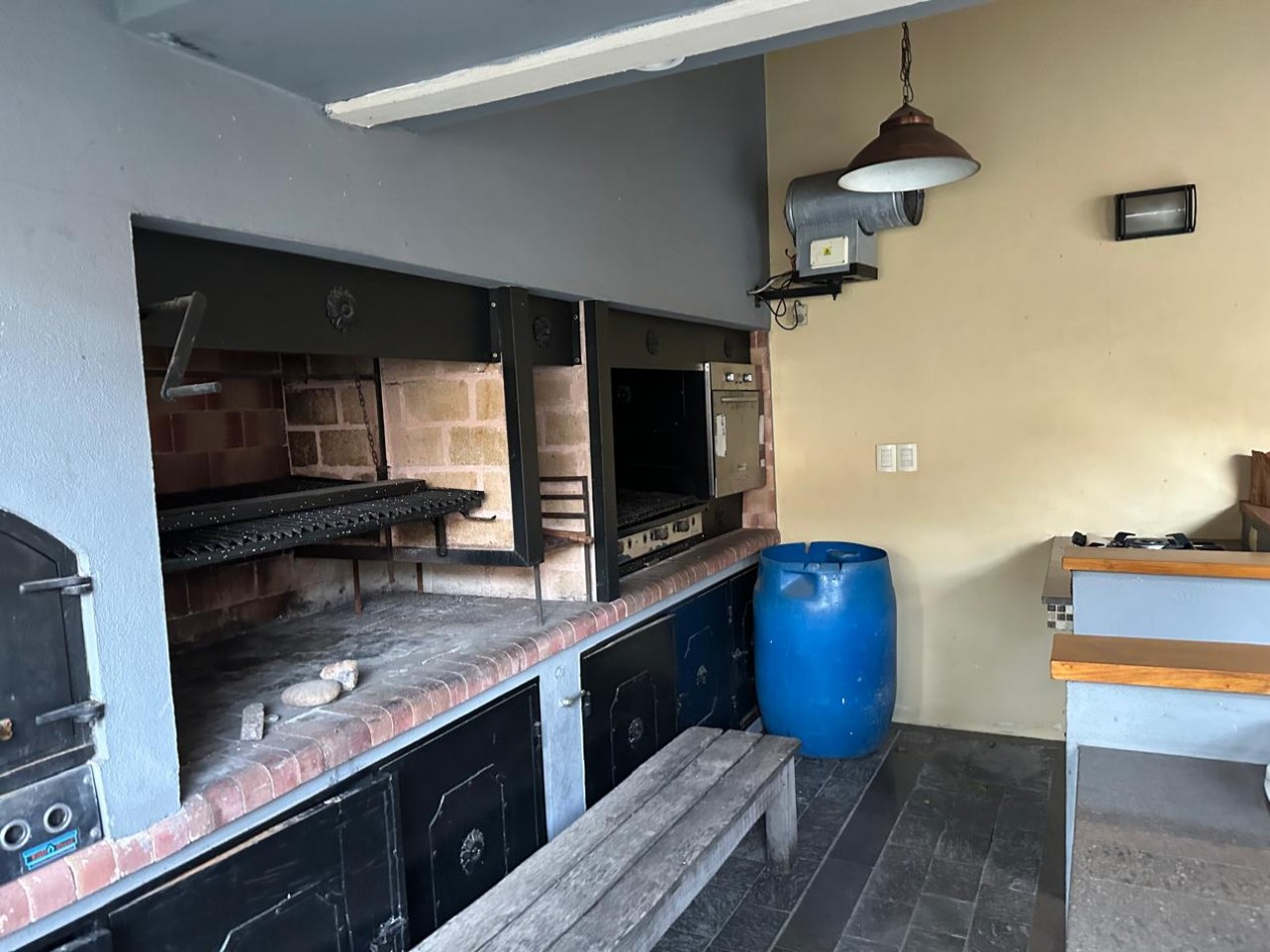 HERMOSA CASA DE 6 AMBIENTES - VICENTE LOPEZ