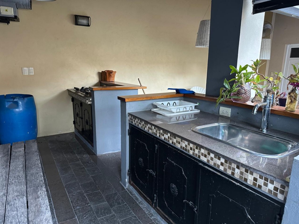 HERMOSA CASA DE 6 AMBIENTES - VICENTE LOPEZ
