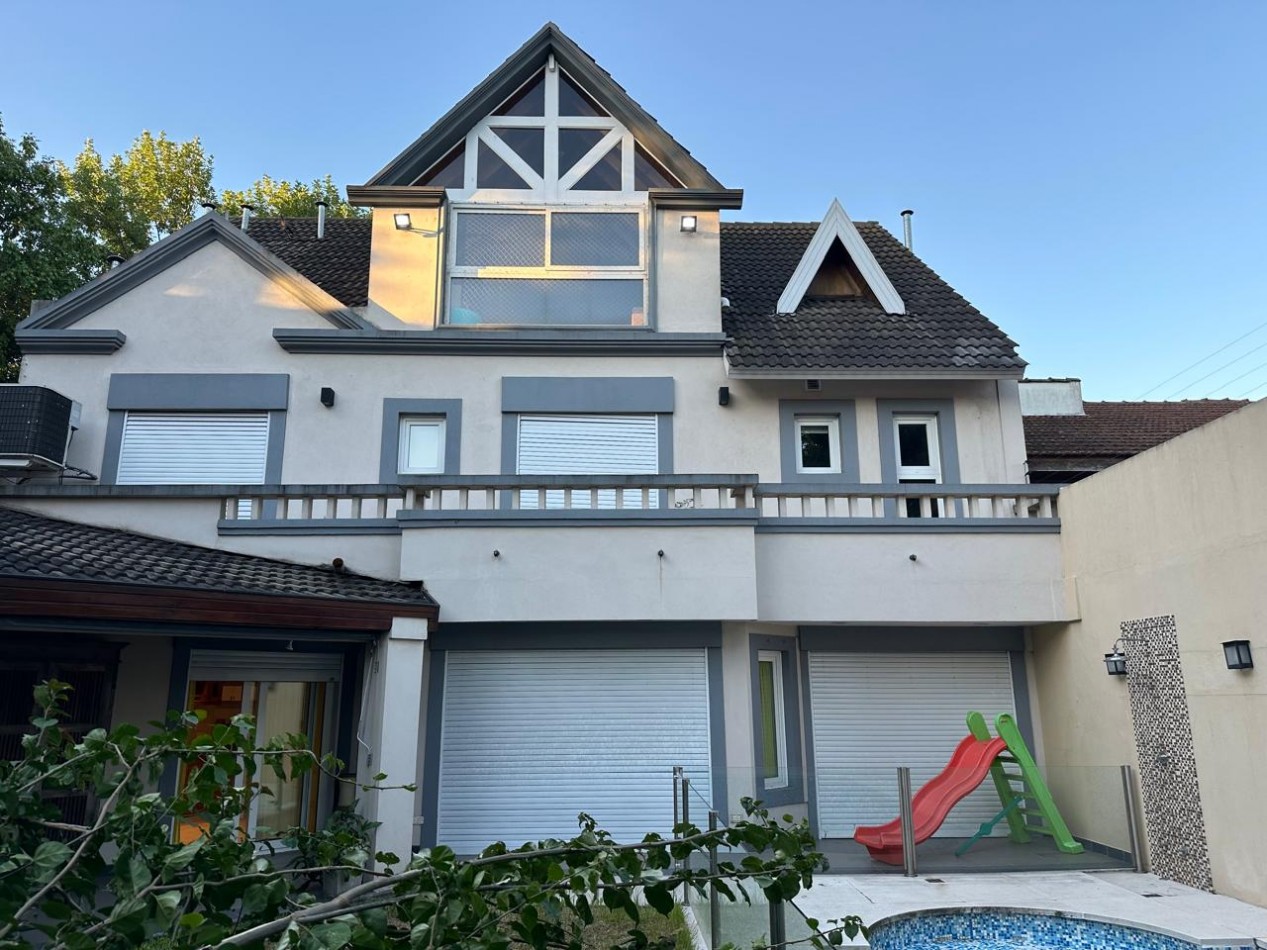 HERMOSA CASA DE 6 AMBIENTES - VICENTE LOPEZ
