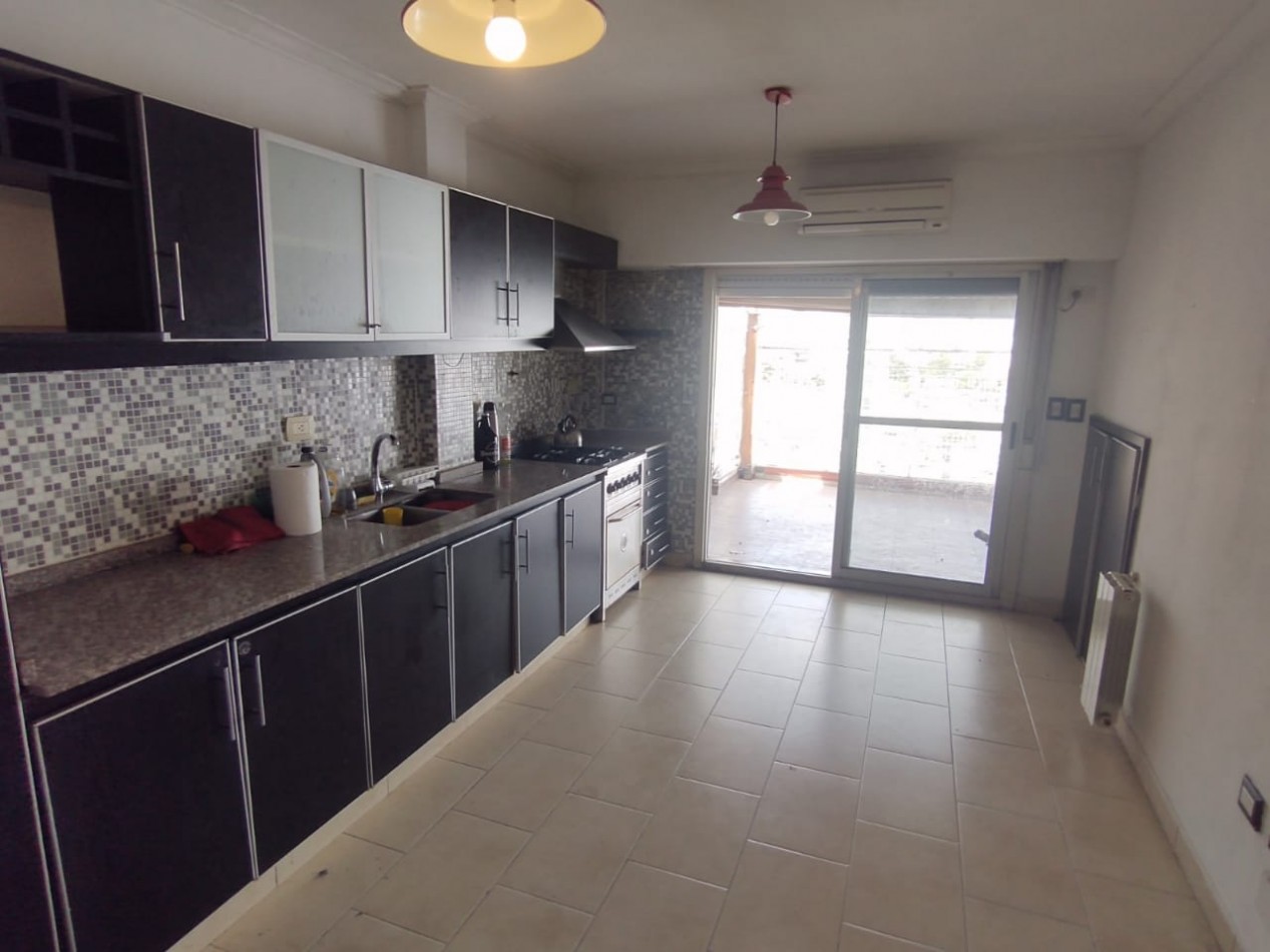Excelente departamento de 4 ambientes tipo duplex con cochera y baulera en venta - San Martin centro