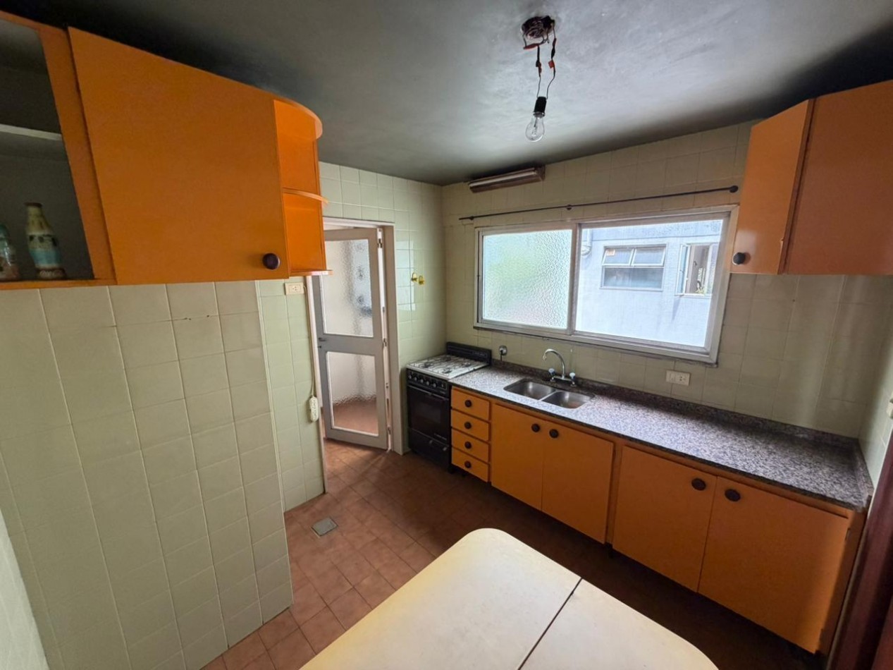 Excelente departamento semipiso de 3 ambientes con COCHERA cubierta - Centro San Martin