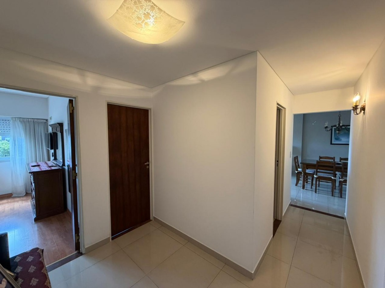 Departamento de 4 ambientes de categoria CON COCHERA en venta - San Martin centro