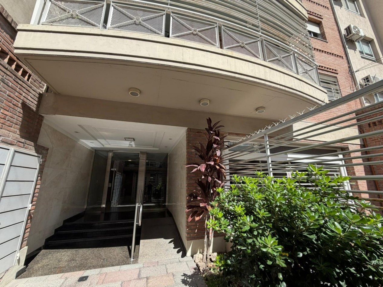 Departamento de 4 ambientes de categoria CON COCHERA en venta - San Martin centro