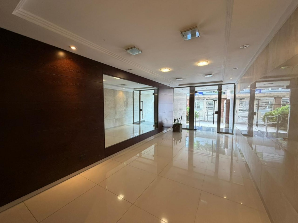 Departamento de 4 ambientes de categoria CON COCHERA en venta - San Martin centro