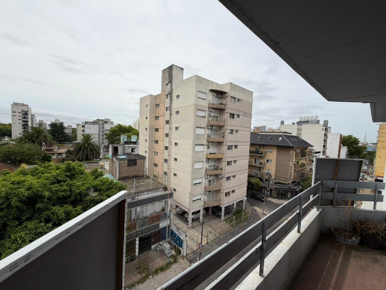 Excelente departamento semipiso de 3 ambientes con COCHERA cubierta - Centro San Martin