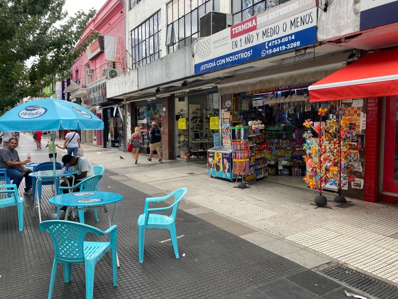 Excelente local comercial a la venta en la peatonal Belgrano - San Martin