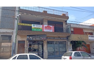 Casa con locales al frente  - Centro San Martin. 